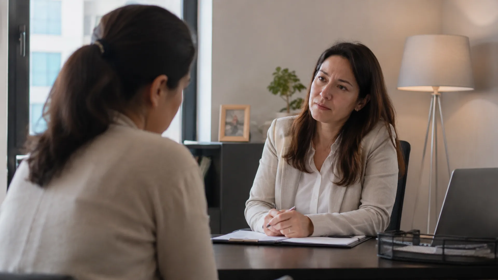 Persona afectada conversa con profesional durante orientación por violencia psicológica familiar